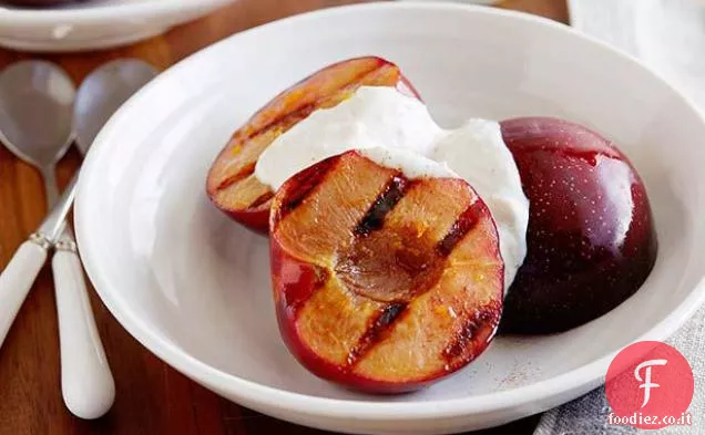 Prugne grigliate con salsa di yogurt alle noci speziata