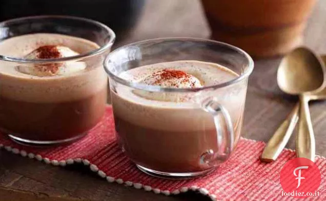 Caldo speziato messicano cioccolata calda con gelato spolverato con peperoncino in polvere