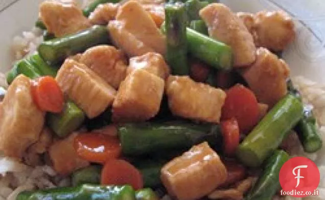 Petti di pollo di riso selvatico e asparagi