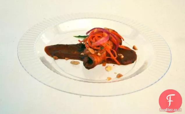 Lombo di maiale affumicato di arachidi con salsa barbecue al burro di arachidi e insalata di carote e cipolle sottaceto