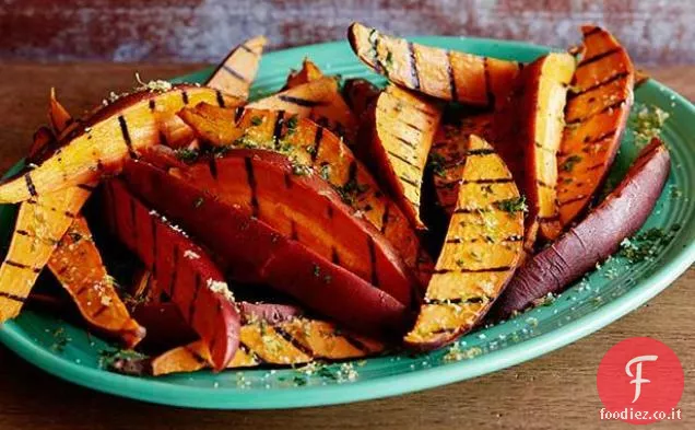 Patatine fritte di patate dolci alla griglia all'aglio e alle erbe