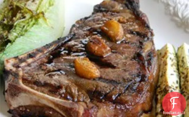 Bistecca all'aglio alla griglia con aglio