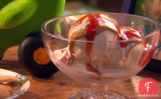 Burro di arachidi e gelatina Gelato roteato con biscotti alla vaniglia