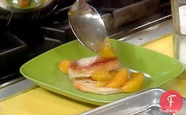 Pesche alla Cannella con Biscotti di zucchero e Panna montata