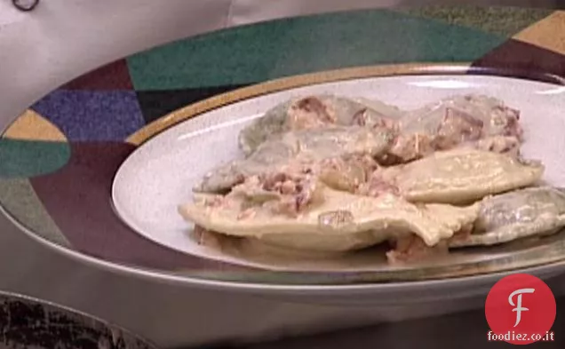 Ravioli di aragosta con salsa di panna di carne di granchio