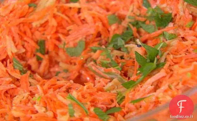 Insalata di carote, mele verdi e menta