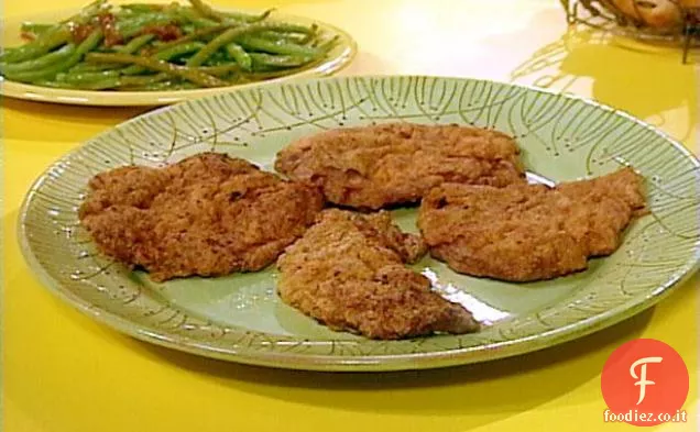 Bistecche di pollo fritte e salsa di panna con biscotti