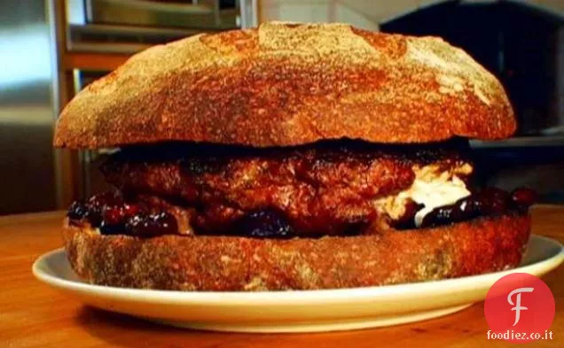 Hamburger di manzo da tre chili per sei su pane di campagna