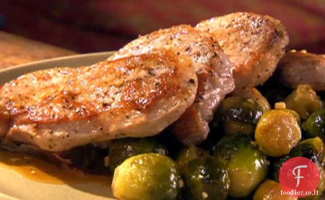 Braciole di maiale glassate in acero con cavoletti di Bruxelles