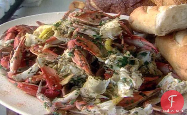 Granchi bolliti immersi nel burro all'aglio