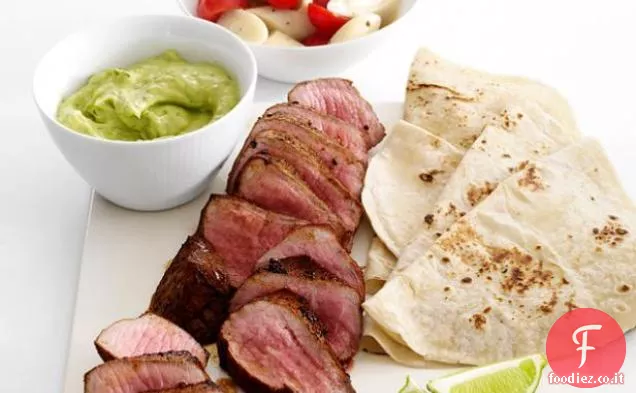 Bistecca con salsa di avocado e insalata di pomodoro