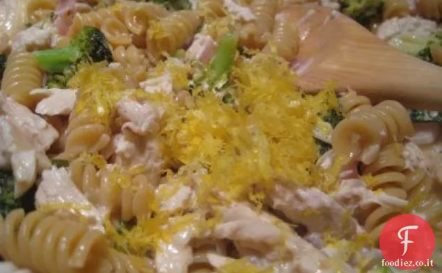 Pasta con pollo e broccoli in salsa di crema di limone