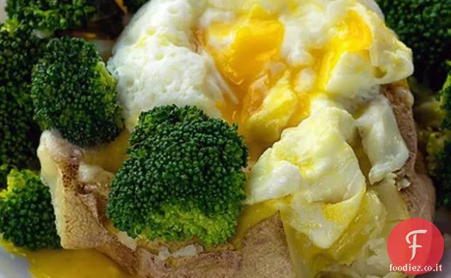 Patate al forno con broccoli, Cheddar e uova
