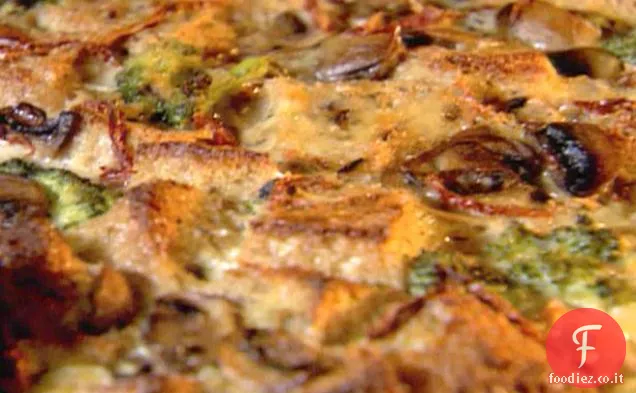 Broccoli, funghi e formaggio prima colazione strati