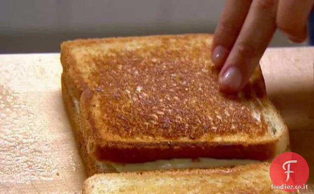 Panino al formaggio grigliato di Mary con pollo di bufala piccante, pepe Jack e formaggio blu