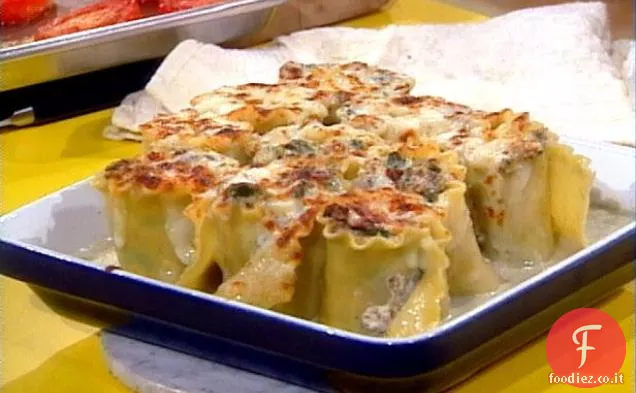 Roll-up di Lasagne agli spinaci e funghi con salsa di crema di Gorgonzola