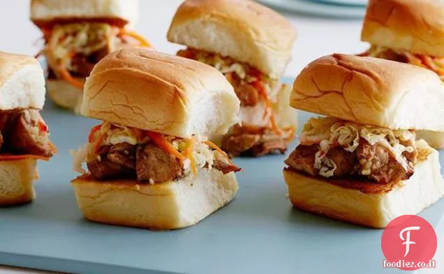 Cursori di pollo barbecue in agrodolce con cavolo cinese in salamoia e carote