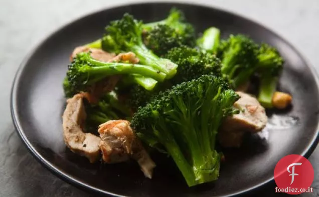 Broccoli, pollo e mandorle saltate