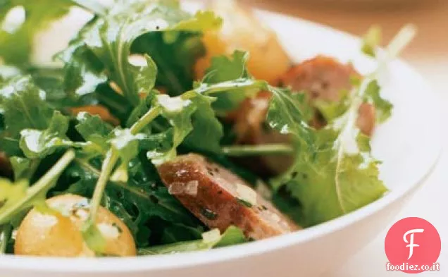 Salsiccia calda e insalata di patate con rucola