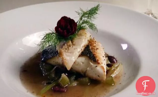 Halibut pacifico con finocchio caramellato, olive nere, scorza d'arancia e aneto