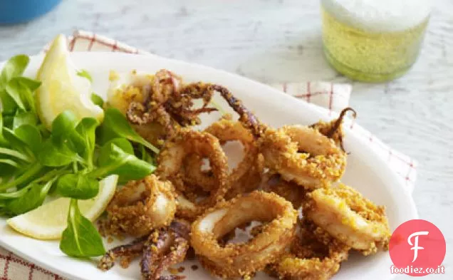 Tortilla-Chip-Crusted Calamari con salsa Chili-Yogurt