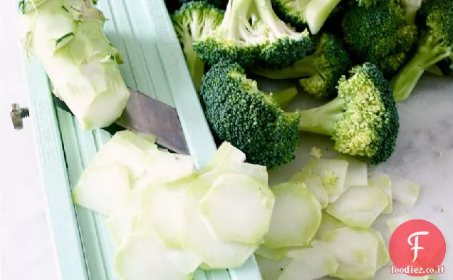Insalata di broccoli e funghi di castagne con un calore sottile