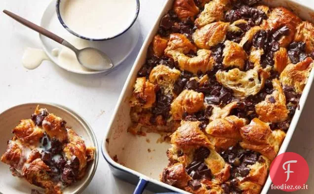 Croissant al cioccolato Budino di pane con salsa di gelato al bourbon