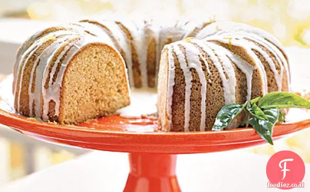 Torta di libbra con glassa al limone e basilico