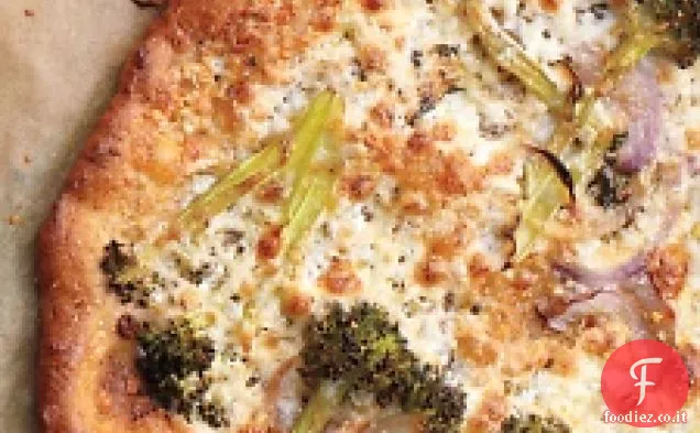 Pizza con broccoli e formaggio