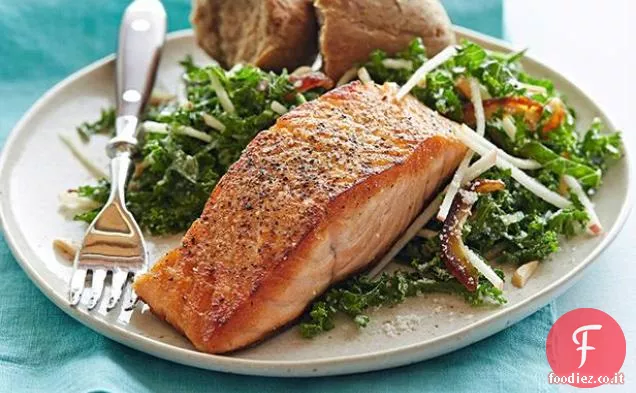 Salmone scottato in padella con cavolo nero e insalata di mele