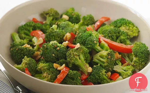 Broccoli facili in stile asiatico con arachidi