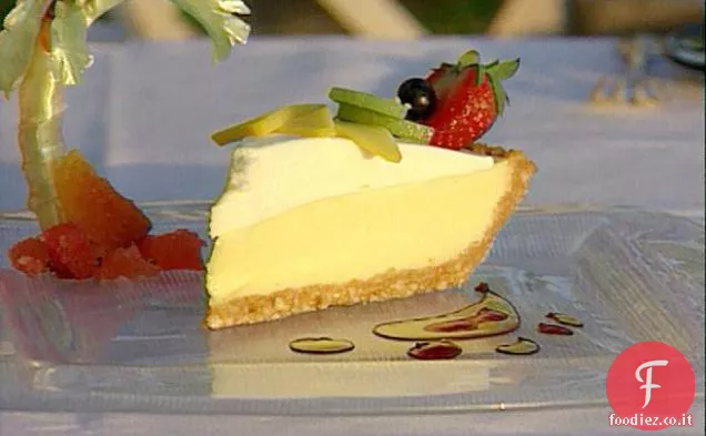Torta di calce chiave in crosta di anacardi con coulis di frutta panna montata