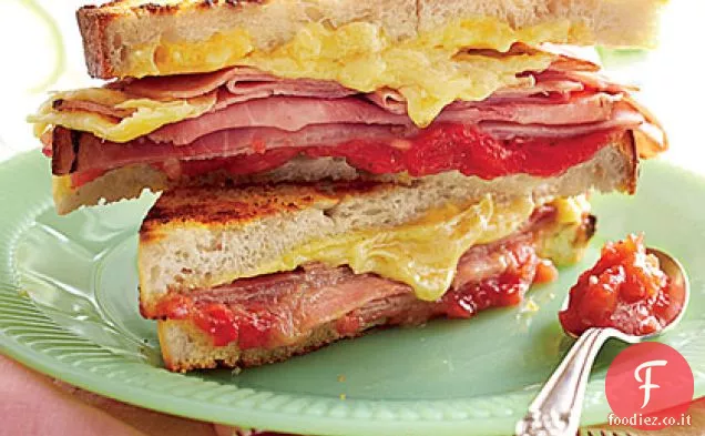 Panini al prosciutto e formaggio alla griglia con marmellata di fragole e scalogno