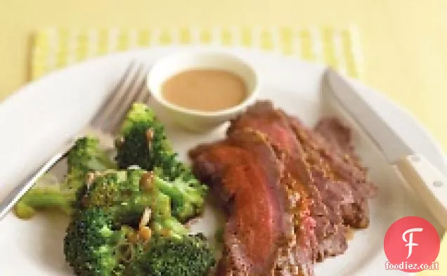 Bistecca con salsa di arachidi e broccoli