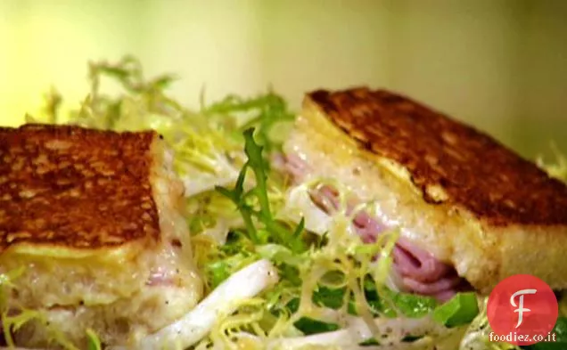 Croque Monsieur Crostini Monte Cristo con insalata di Frisee e Vinaigrette di scalogno