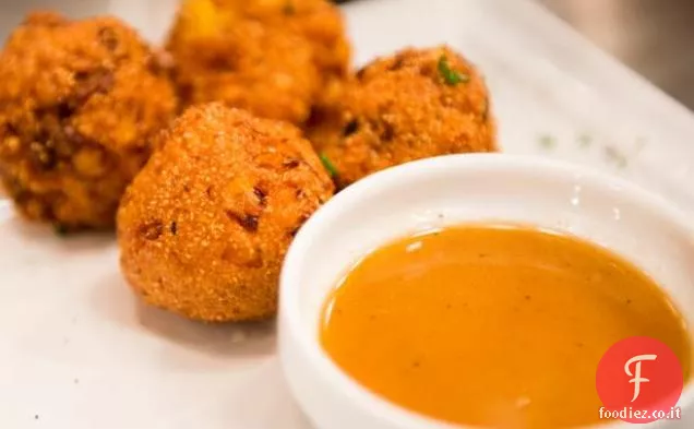 Salsefrica alla griglia, mais e pancetta Hush Puppy con salsa di immersione al burro al miele di salsefrica