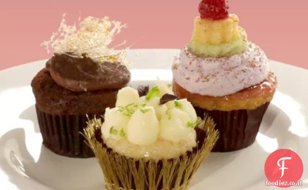 Cupcakes al cardamomo al cioccolato senza glutine con crema di burro al cioccolato, nidi di zucchero filato e uova di uccello incrostate di gioielli