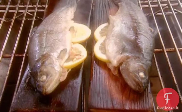 Trota iridea arrostita su una tavola di cedro