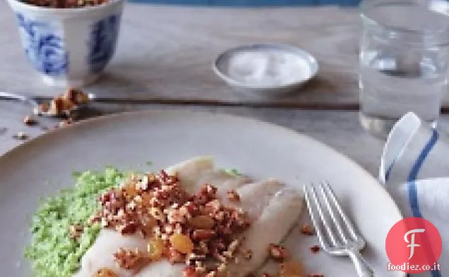 Barramundi con salsa Pecan-raisin su broccoli