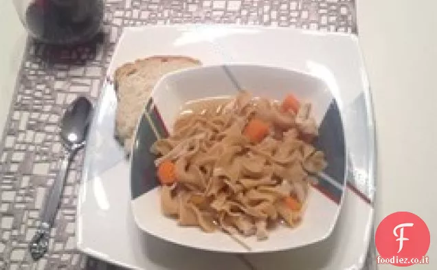 Zuppa di noodle di pollo fatta in casa