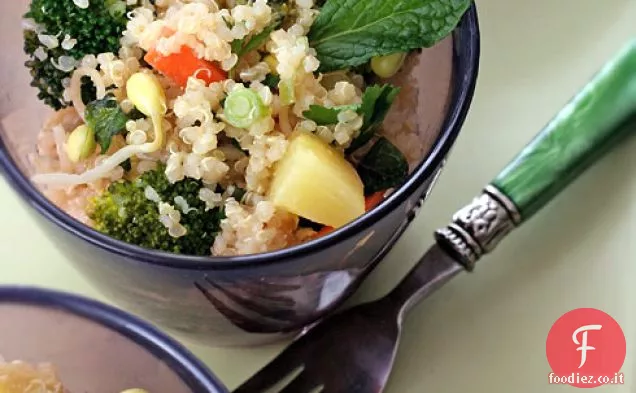 Insalata di quinoa con ananas, broccoli e menta