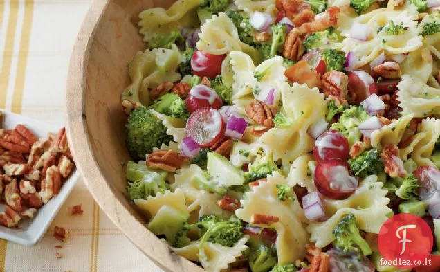 Insalata di broccoli, uva e pasta