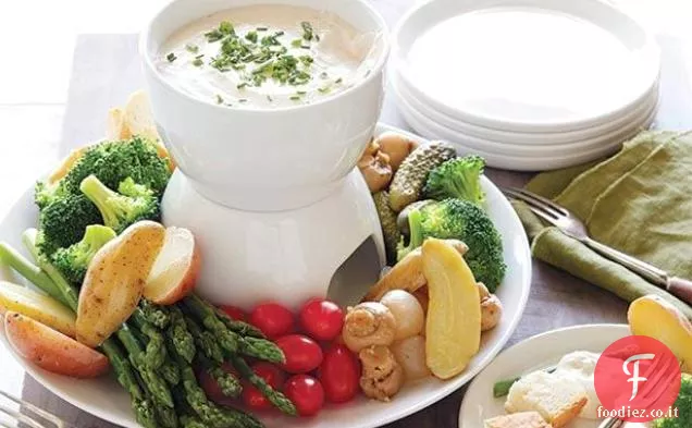 Fonduta di formaggio facile con patate Fingerling, pane francese e verdure selezionate