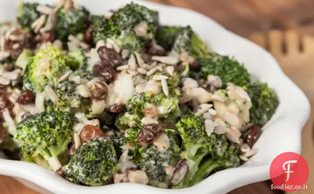 Insalata di broccoli e uva passa