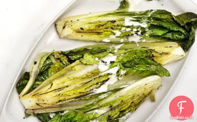 Romaine alla griglia con salsa di yogurt al limone e pepe