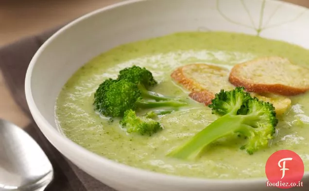Zuppa di broccoli cremosa con crostini di pane