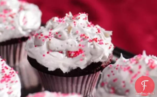 Cupcakes di velluto rosso con glassa di meringa soffice