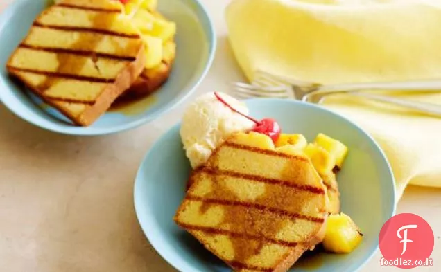 Ananas alla griglia con torta di libbra e salsa al rum e caramello