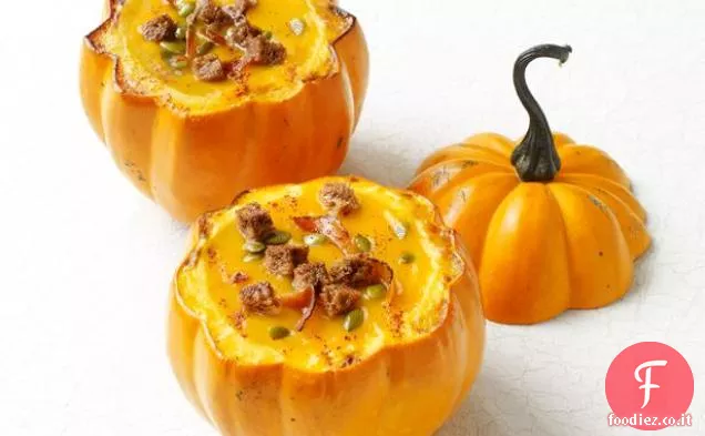 Zuppa di zucca in ciotole di zucca