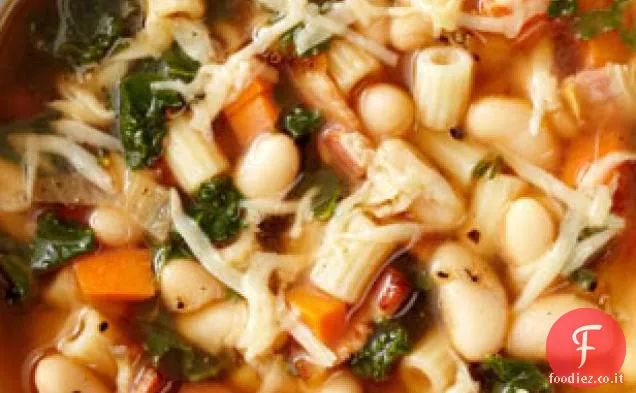 Zuppa di pasta, cavolo nero e fagioli bianchi